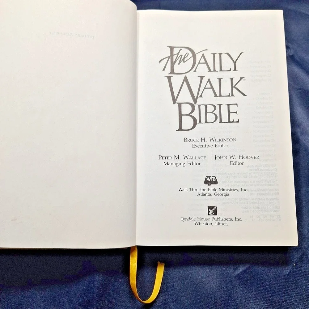 THE DAILY WALK BIBLE KJV Tyndale Hardcover 365 Day Bible Great Condition Inside